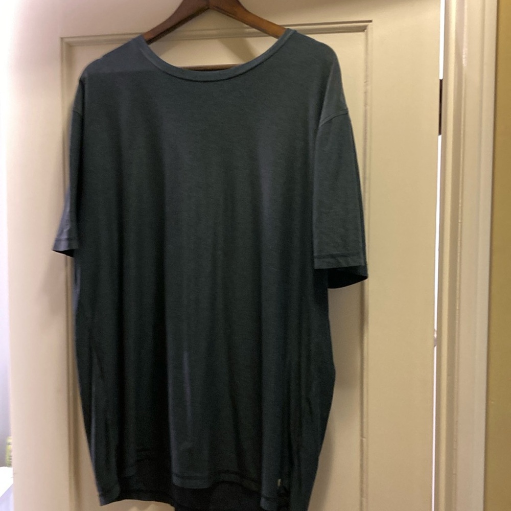 Vuori crew neck charcoal gray tee